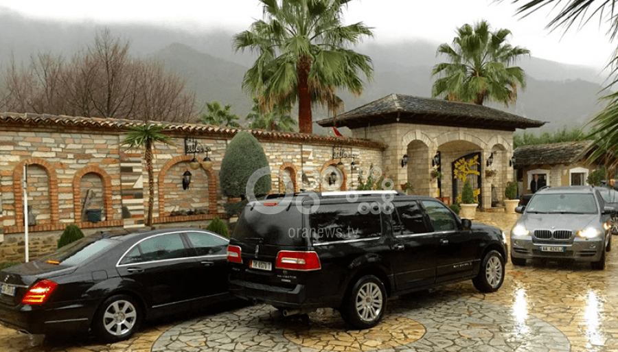 FOTO GALERI/ Para votimit për Kryeprokurorin, Rama relakson grupin e PS me festë luksoze