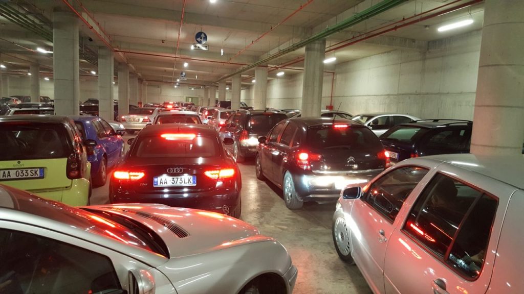 VIDEO/ Tiranë, bllokohen automjetet në parking, pranë Sheshit “Nënë Tereza”