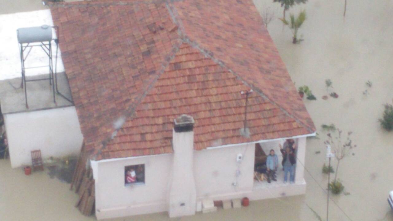 FOTO GALERI/ Situatë alarmante në Derven, njerëzit mbi çati “me sytë nga qielli”