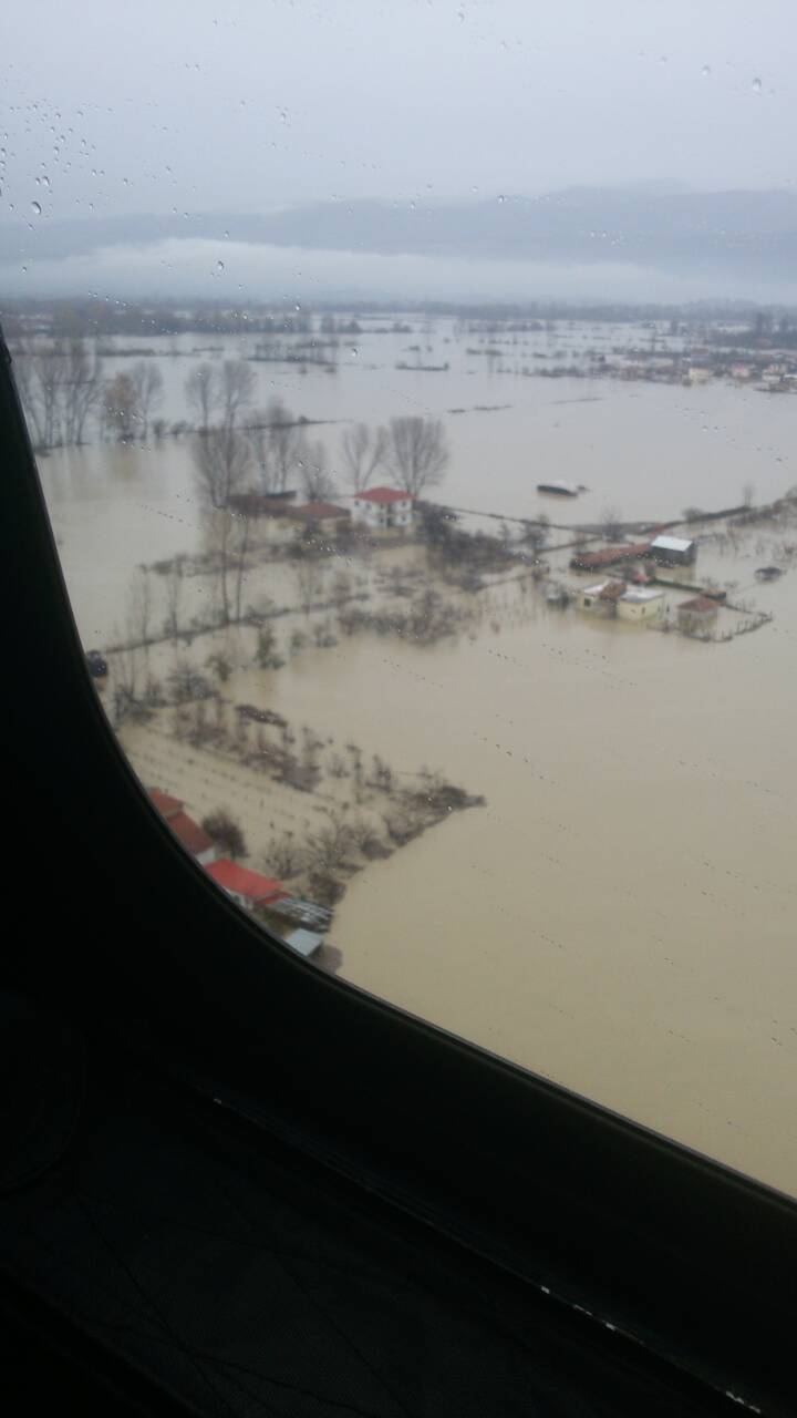 FOTO GALERI/ Situatë alarmante në Derven, njerëzit mbi çati “me sytë nga qielli”