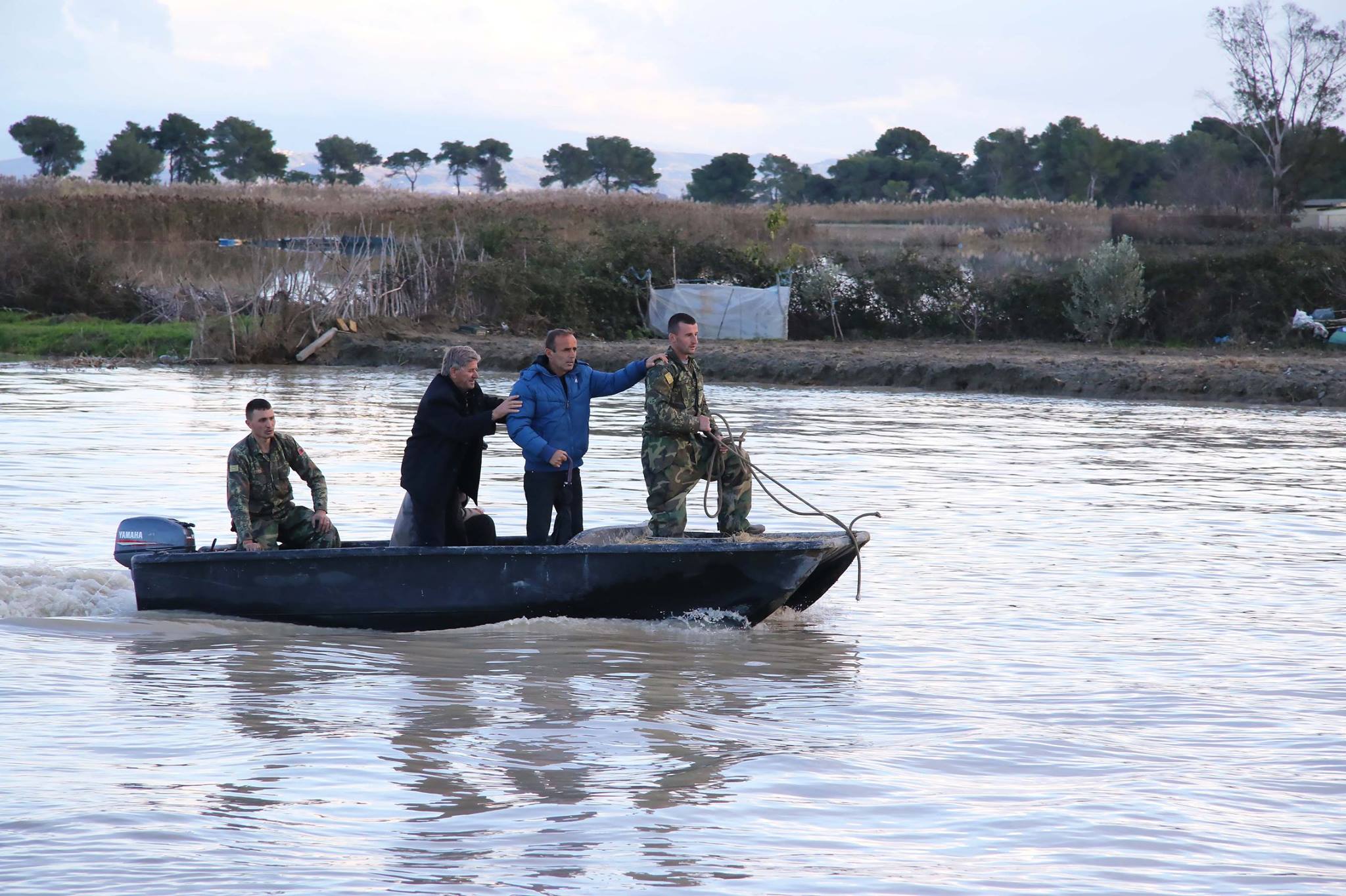 SKANDAL/ Shpërblimi i heronjve të përmbytjeve, dy byrekë në ditë për të shpëtuar njerëzit
