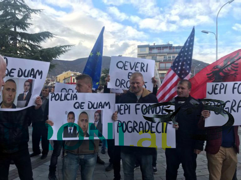 VIDEO & PROTESTE/ Habilajt, Tahiri dhe Balili “presin” Edi Ramën në Pogradec