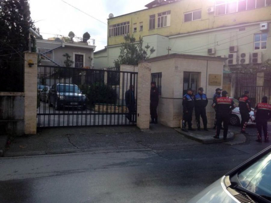 FOTO LAJM/ Policisë “i ikën në drejtim të paditur” Prokuroia e Përgjithshme, merr në mbrojtje Prokurorinë e Tiranës