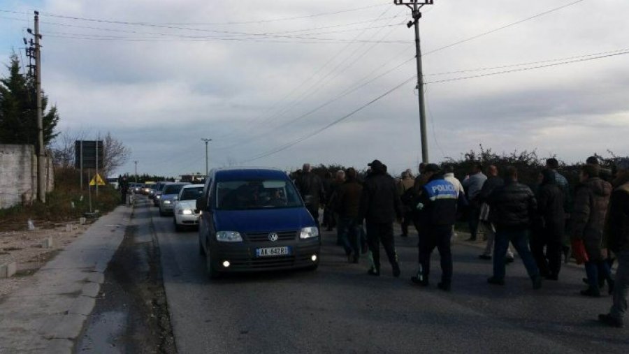 FOTO/ Presioni i Policisë dhe prefektit nuk mundi ti ndalojë, naftëtarët mbërrijnë në Tiranë – Sot protestë para Ministrisë së Energjetikës