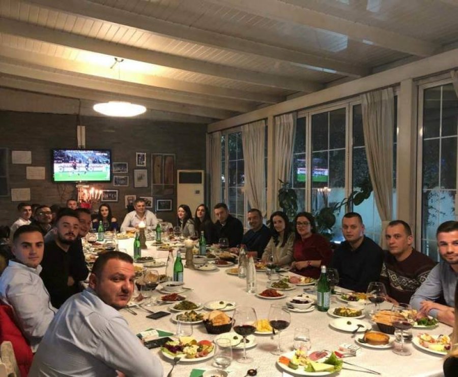 FOTO/ Saimir Tahiri demonstron forcën, sfidon Edi Ramën dhe Erion Veliajn