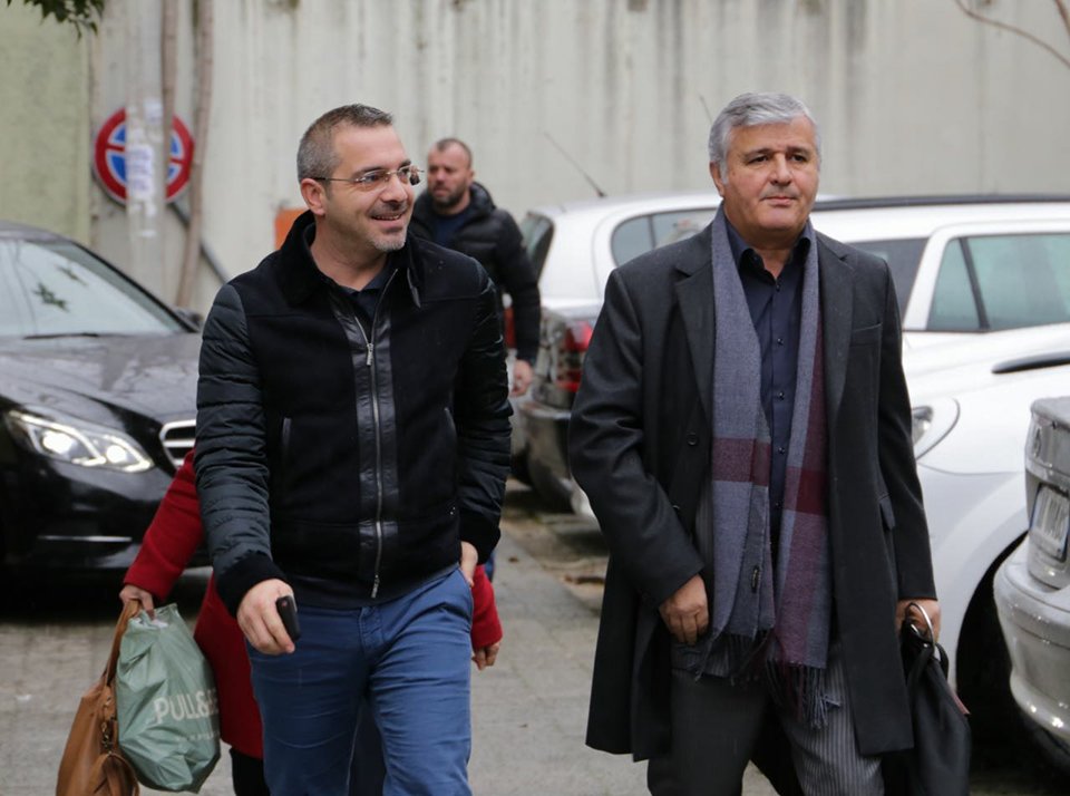 FOTO/ Saimir Tahiri “e merr me sportivitet”, buzëqeshje vesh më vesh teksa paraqitet të Krimet e Rënda