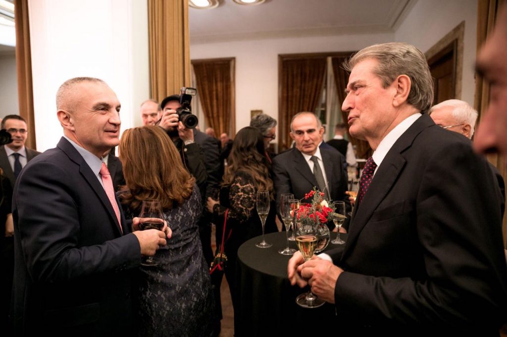 FOTO LAJM/ Berisha dhe Meta “Gëzuar!” për 8 Dhjetorin, Rama mungon