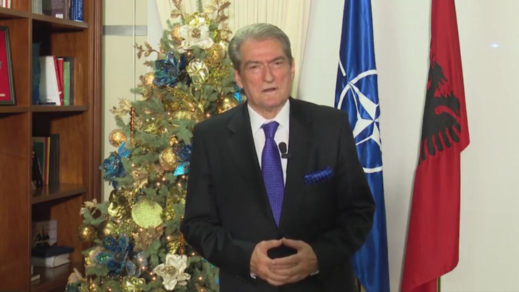 VIDEO MESAZH/ Berisha: Viti 2017 i pamerituar, viti 2018 fton shqiptarët të krijojnë shpresën, të ngrihen në lartësinë e guximit të tyre