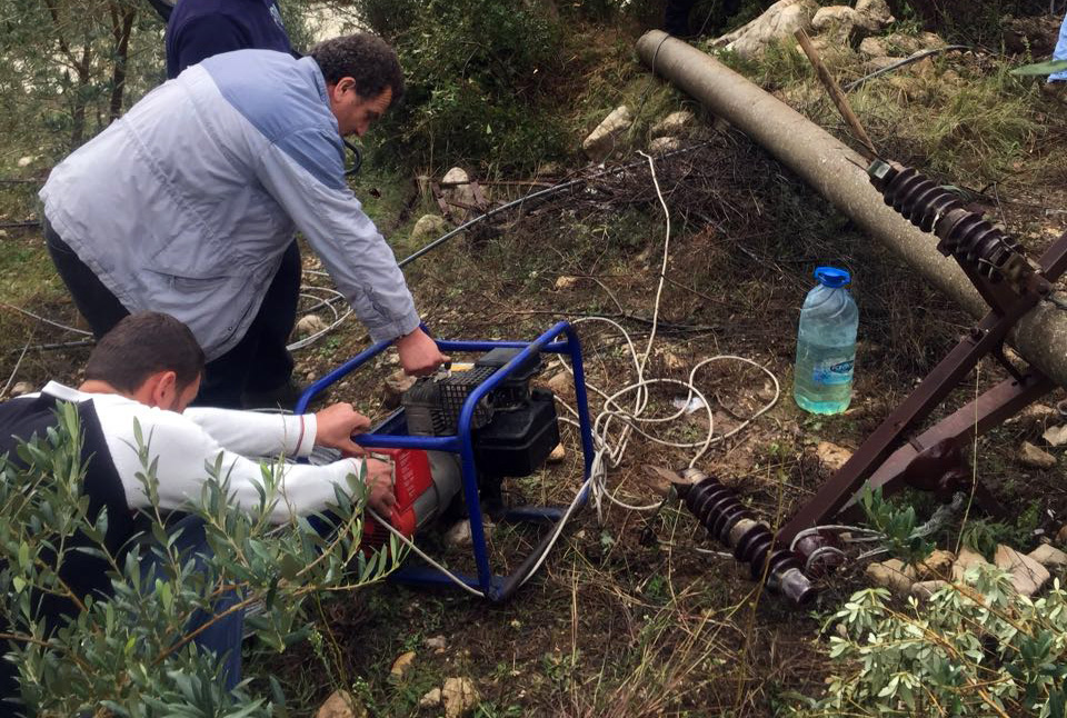 VIDEO/ Sarandë, përroi shemb shtyllat elektrike, shumë fshatra pa energji elektrike