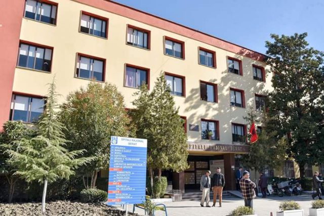 Berat, tenton të vetëdigjet, e shpëton burri por të dy përfundojnë rëndë në spital