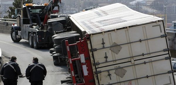 FOTO GALERI/ Qesharake, rruga Çorovodë-Berat bllokohet nga trajleri i aksidentuar, policia s’ka mjete ta tërheqë