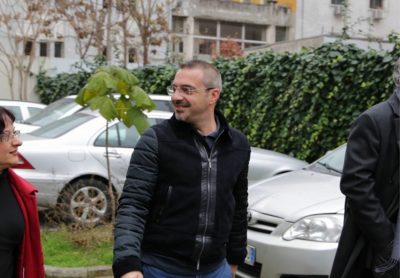 FOTO/ Saimir Tahiri “e merr me sportivitet”, buzëqeshje vesh më vesh teksa paraqitet të Krimet e Rënda