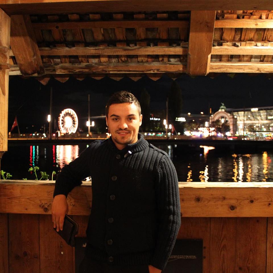 EMRI & FOTO GALERI/ Vlorë, digjet makina e zyrtarit shtetëror