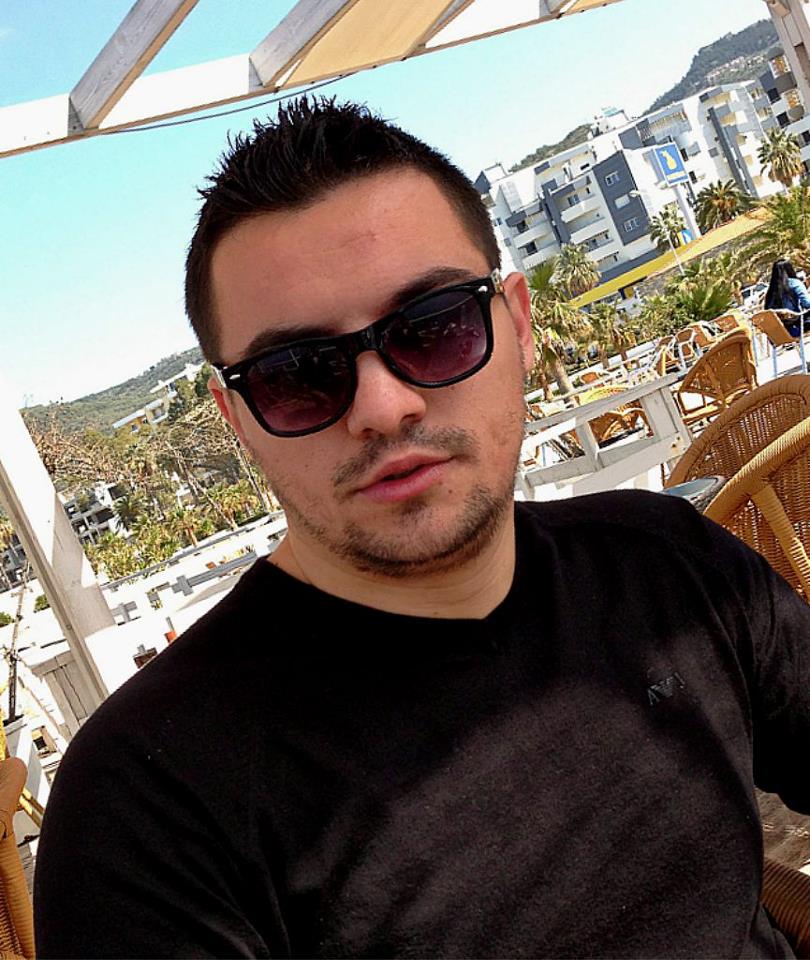 EMRI & FOTO GALERI/ Vlorë, digjet makina e zyrtarit shtetëror