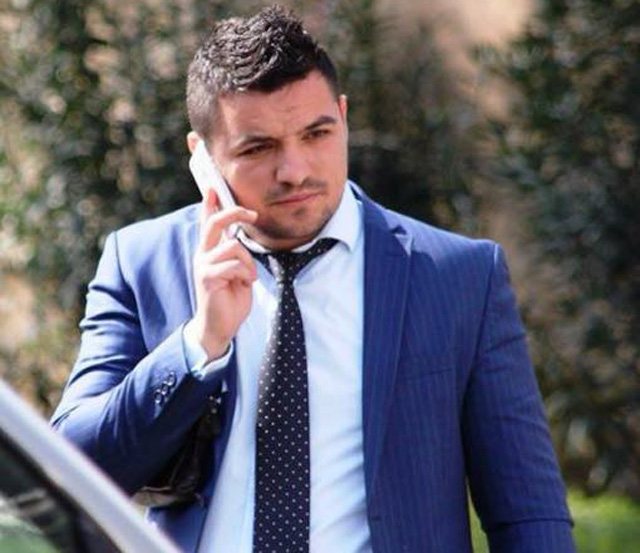 EMRI & FOTO GALERI/ Vlorë, digjet makina e zyrtarit shtetëror