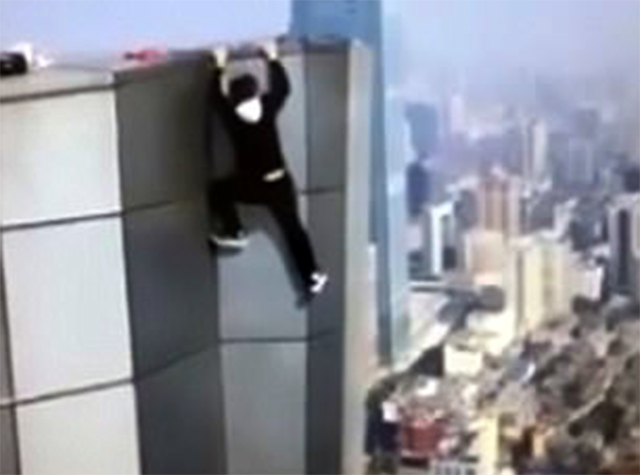 VIDEO SHOKUESE +18/ I riu bie nga kati i 44, po bënte video për Instagram