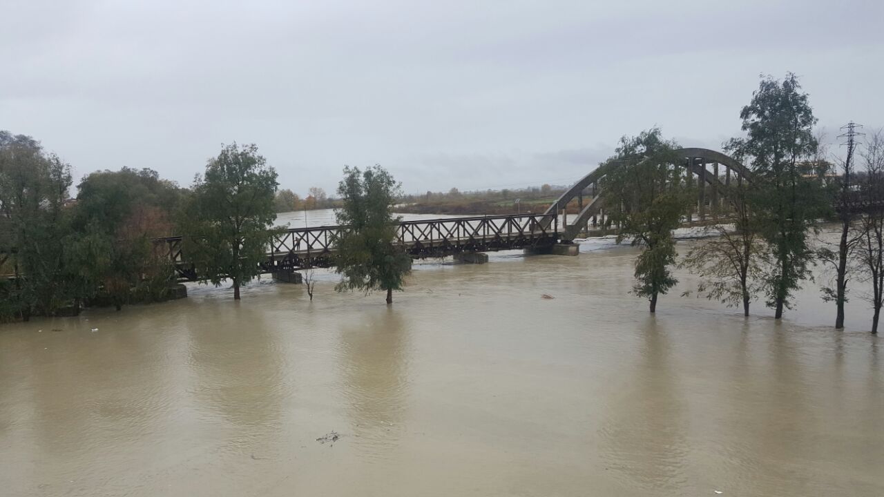 VIDEO/ Vjosa “nuk pret më”, nis evakuuimi i mbi 3 mijë banorëve nga Novosela