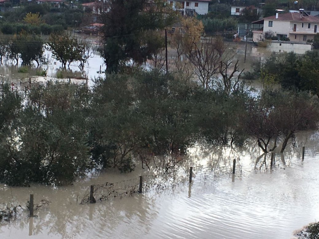 VIDEO/ Pamje katastrofike vijnë nga Ura e Mifolit, Vjosa bëhet zot i tokave dhe banesave në Fier e Vlorë