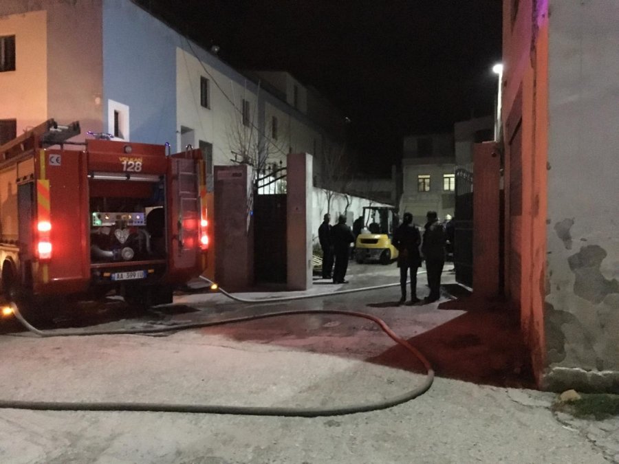 FOTO GALERI/ Vlorë, zjarr në fabrikën italiane të këpucëve, dëmet të konsiderueshme