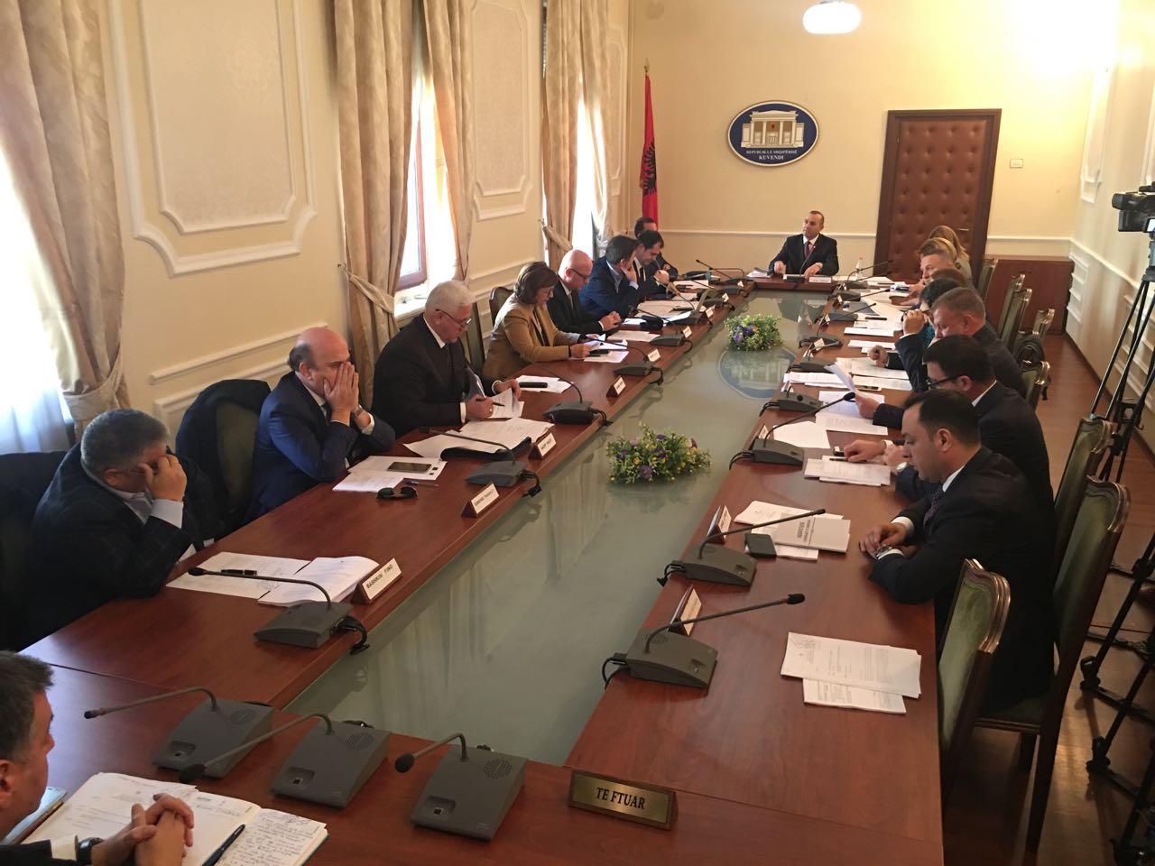 DISKUTIMET/ Mazhoranca gati për zëvendësuesin e Llallës, PD: Zgjedhja pa 84 vota, është thikë në shpinë për reformën në drejtësi