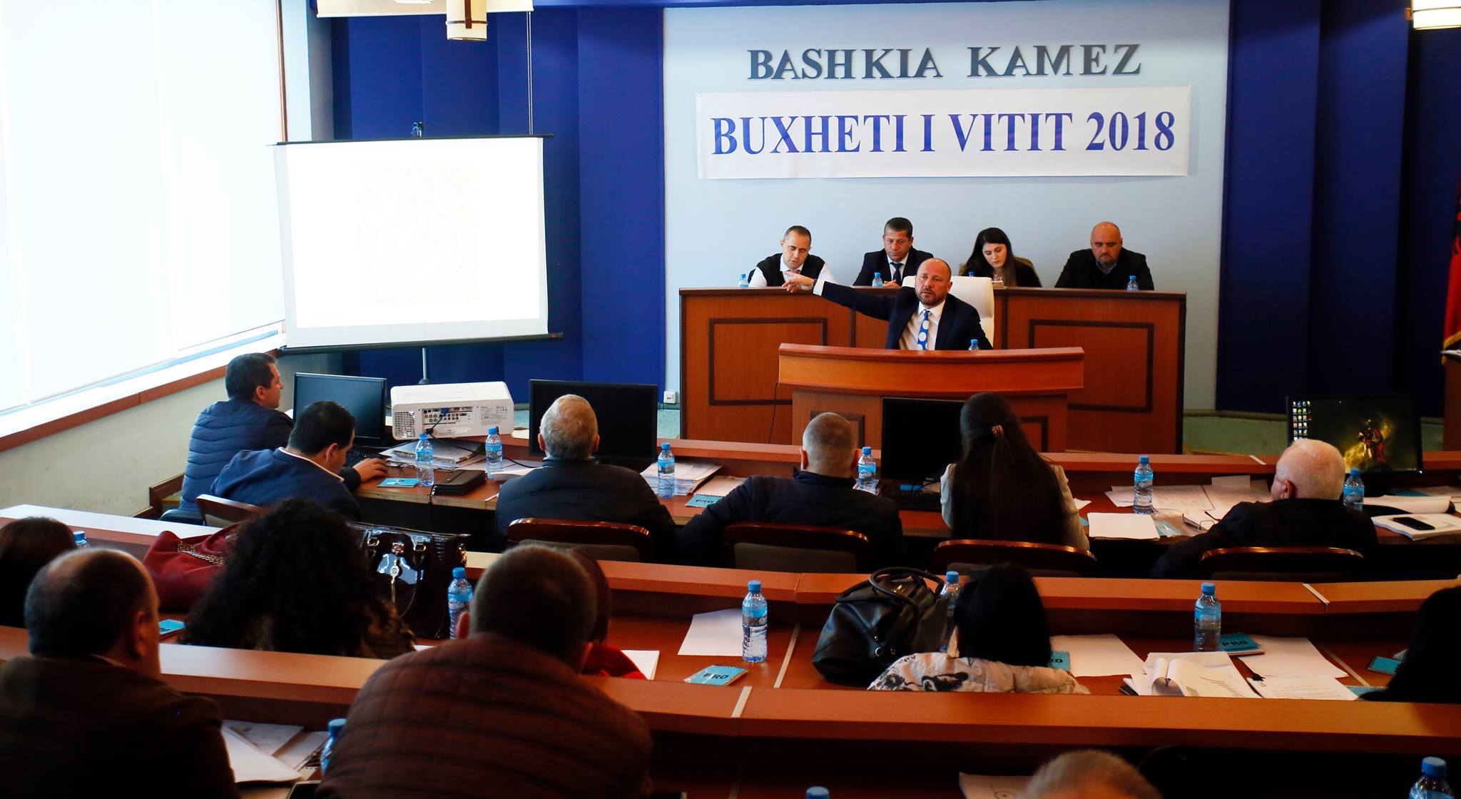 FOTO GALERI/ Kamëz, Buxheti i 2018, votë unanime nga këshilltarët e PD, PS dhe LSI