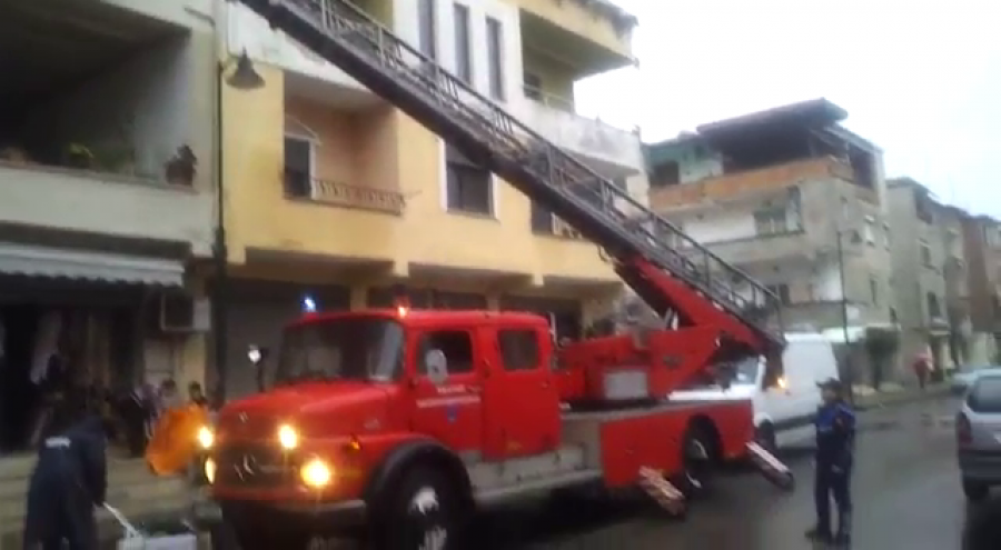 VIDEO/ Durrës, një ndërtesë 4-katëshe përfshihet nga flakët, panik te banorët