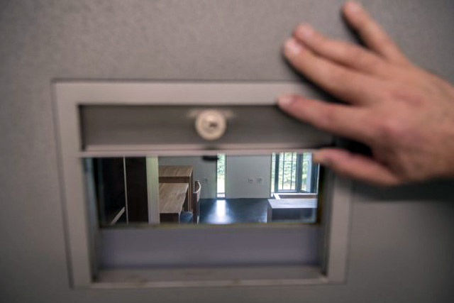 HISTORIA/ Zvicër, pronari shqiptar përfundon në burg, por “merr në qafë” edhe një të zgjedhur lokal