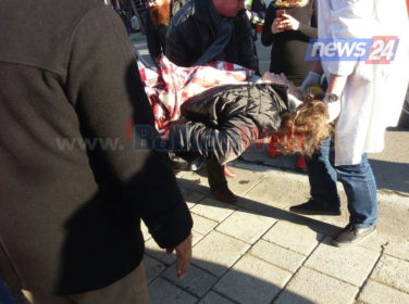 FOTO/ Dy të moshuara të ulura në stol merren para nga makina te zona e Brrylit