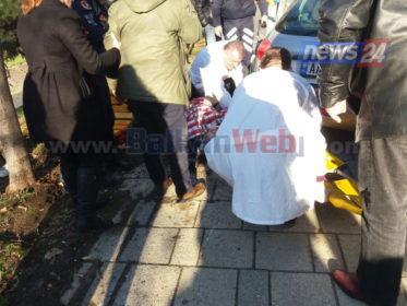 FOTO/ Dy të moshuara të ulura në stol merren para nga makina te zona e Brrylit