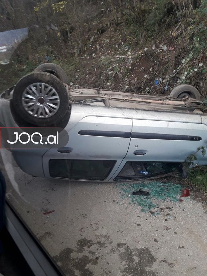 FOTO/ Aksident i denjë për filma aksion në Dibër, përmbyset makina me tre djem të mitur