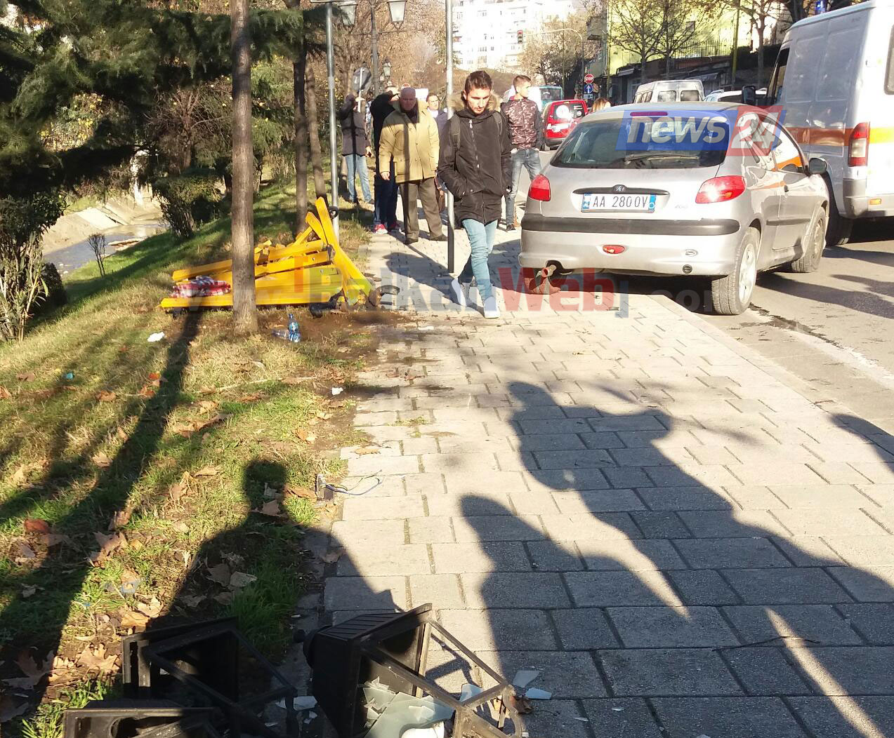 FOTO/ Dy të moshuara të ulura në stol merren para nga makina te zona e Brrylit