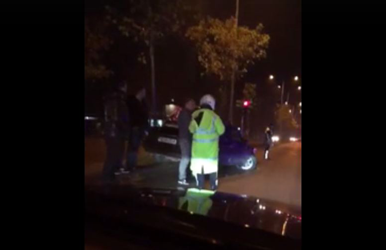 VIDEO/ Tiranë, autovetura përplaset me bordurën te “pallati me shigjeta”