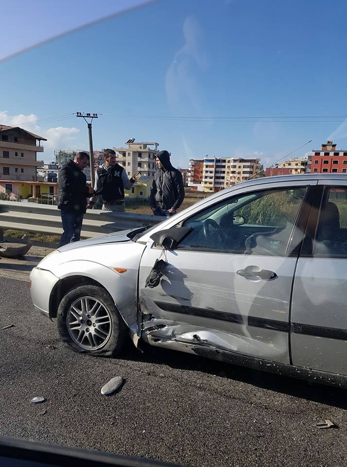 FOTO GALERI/ Aksident i rëndë në aksin Durrës – Kavajë, përplasen 4 makina