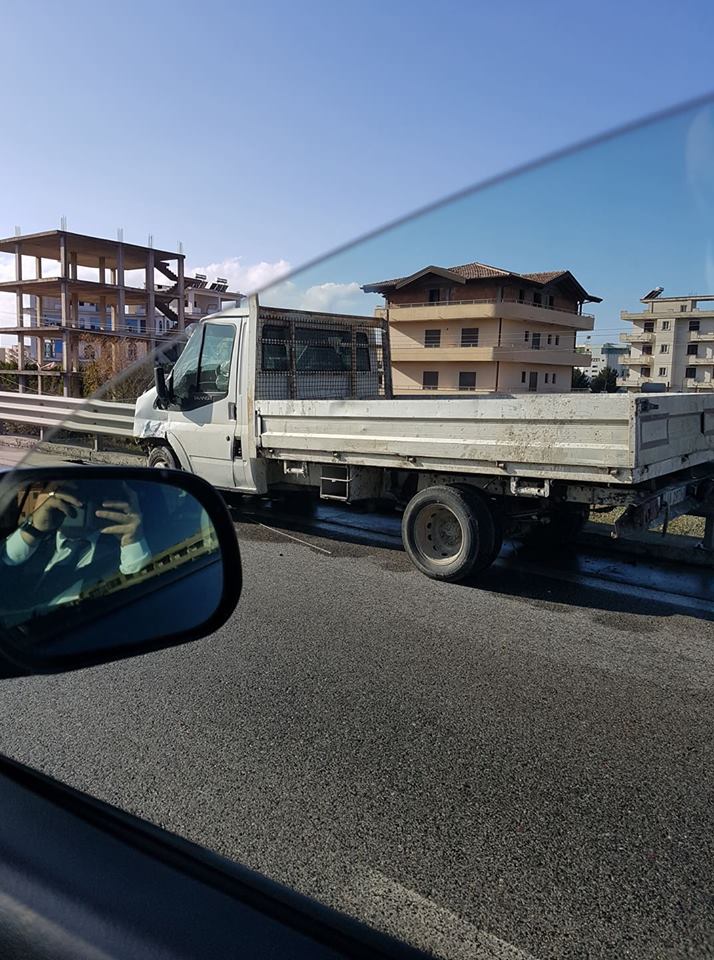 FOTO GALERI/ Aksident i rëndë në aksin Durrës – Kavajë, përplasen 4 makina