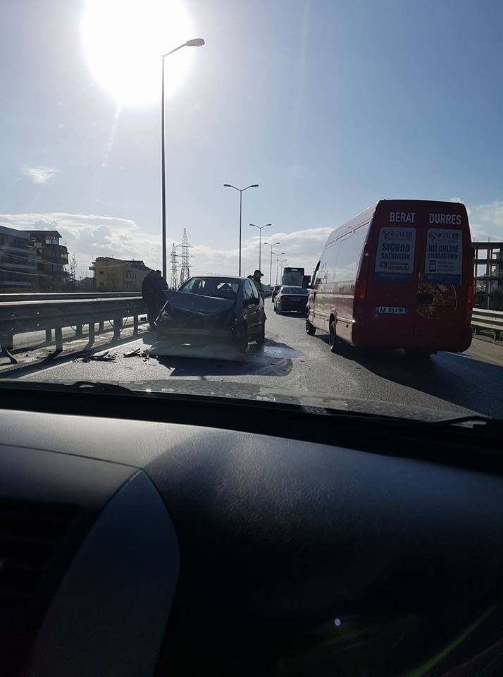 FOTO GALERI/ Aksident i rëndë në aksin Durrës – Kavajë, përplasen 4 makina