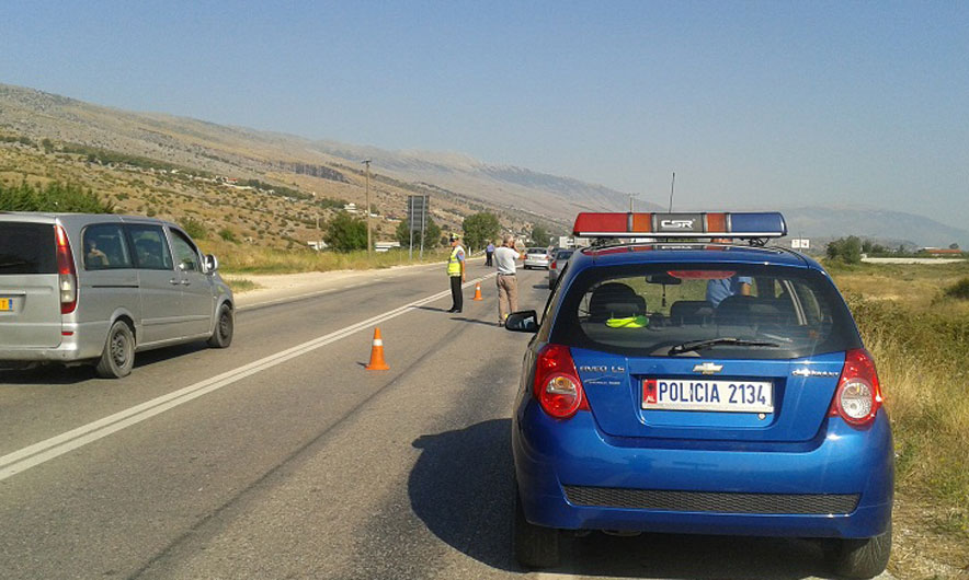 Aksident i rëndë në Maliq, makina bën për spital gruan dhe fëmijën 10 vjeç, të dy në luftë me vdekjen