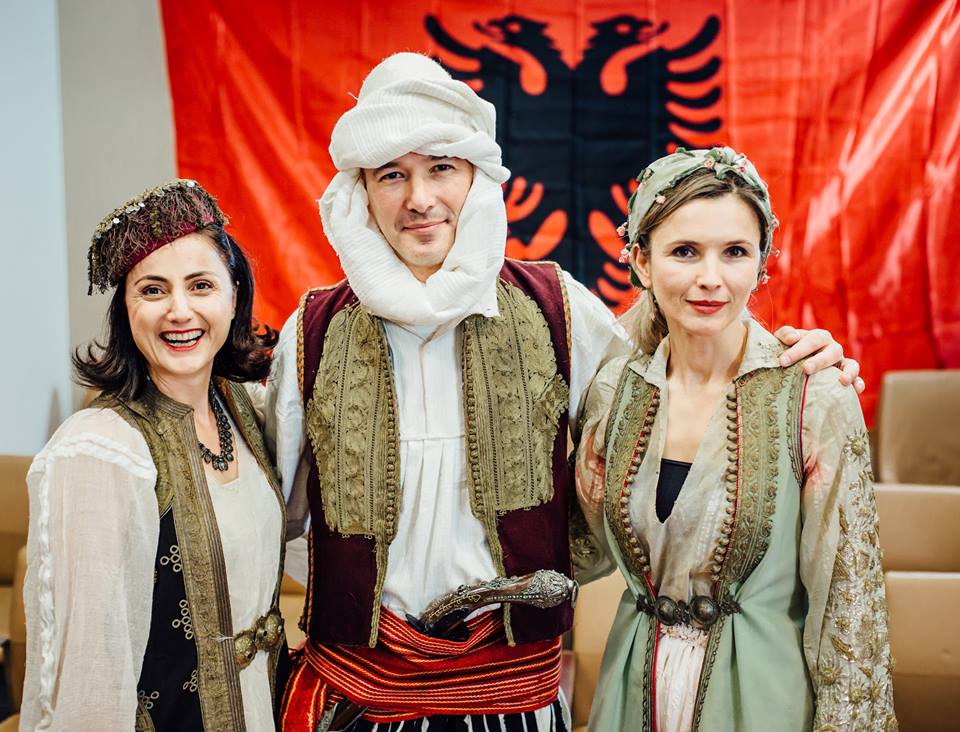 FOTO GALERI/ Nuk keni parë kurrë një ‘patriot’ si Donald Lu, ja si u festua 105-Vjetori i Pavarësisë nga Ambasada e SHBA-ve 