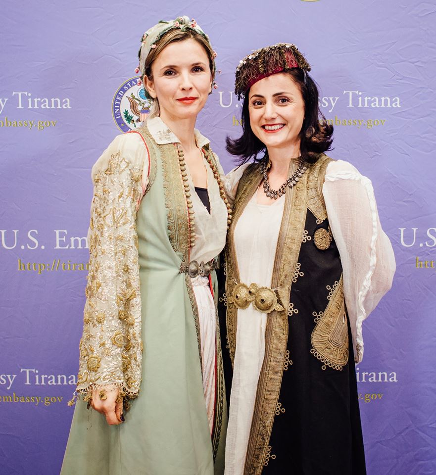 FOTO GALERI/ Nuk keni parë kurrë një ‘patriot’ si Donald Lu, ja si u festua 105-Vjetori i Pavarësisë nga Ambasada e SHBA-ve 