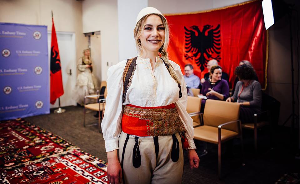 FOTO GALERI/ Nuk keni parë kurrë një ‘patriot’ si Donald Lu, ja si u festua 105-Vjetori i Pavarësisë nga Ambasada e SHBA-ve 