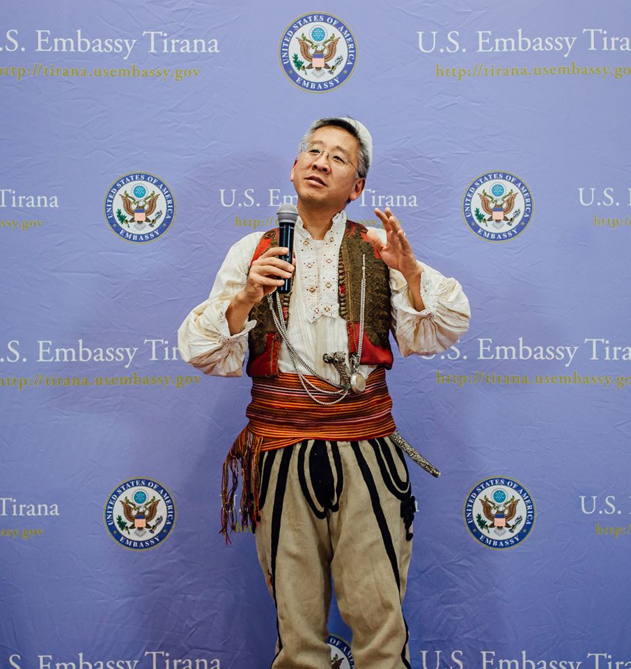 FOTO GALERI/ Nuk keni parë kurrë një ‘patriot’ si Donald Lu, ja si u festua 105-Vjetori i Pavarësisë nga Ambasada e SHBA-ve 