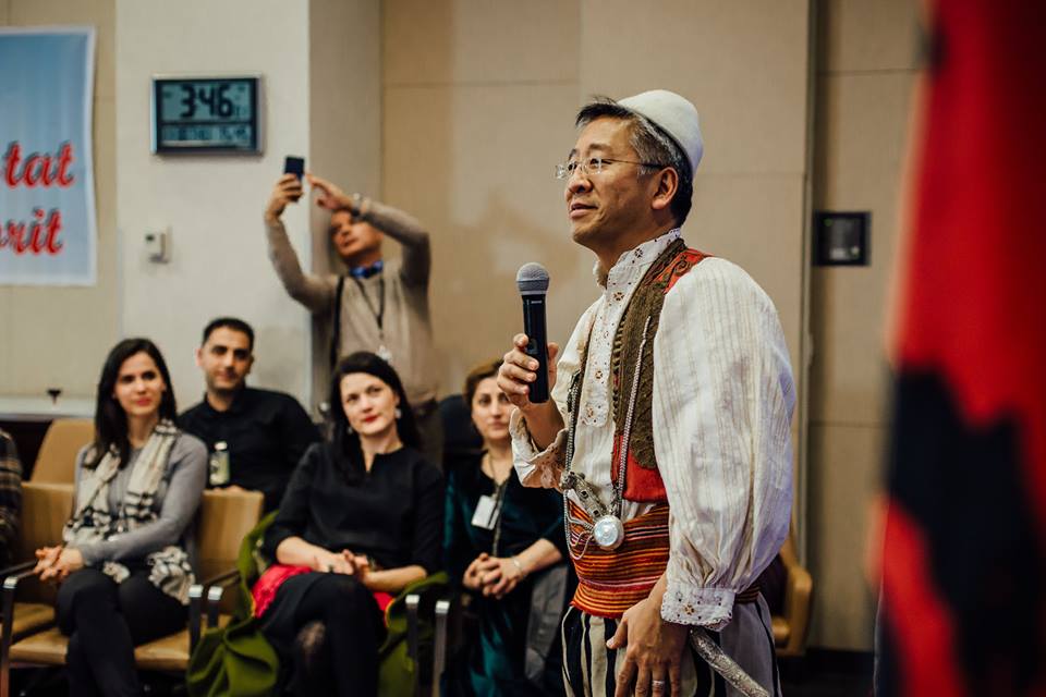 FOTO GALERI/ Nuk keni parë kurrë një ‘patriot’ si Donald Lu, ja si u festua 105-Vjetori i Pavarësisë nga Ambasada e SHBA-ve 