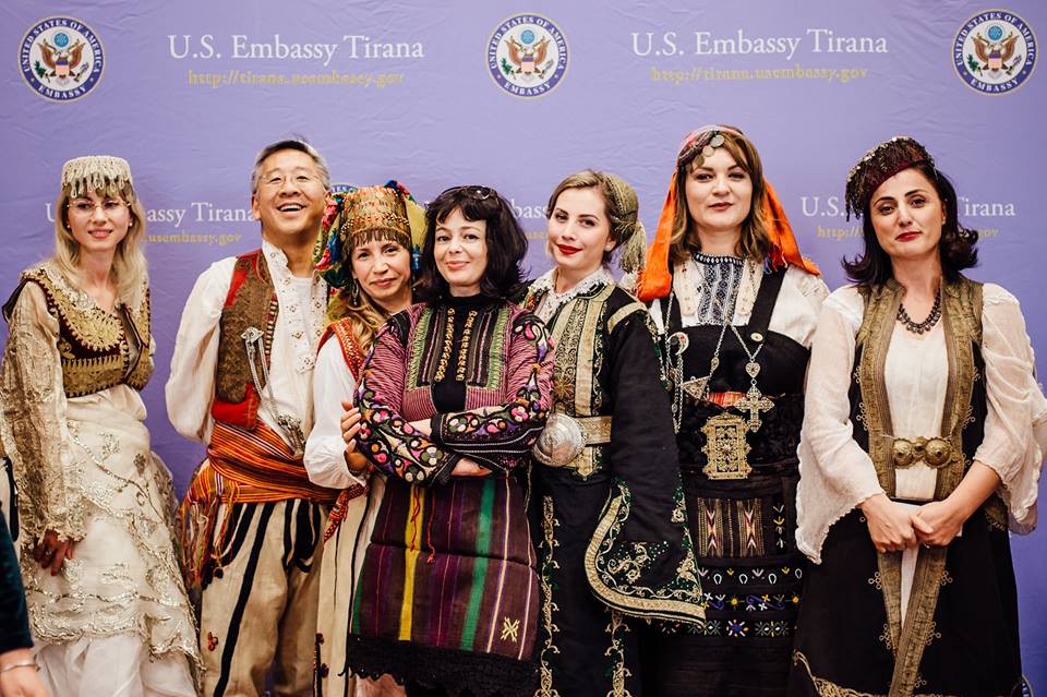 FOTO GALERI/ Nuk keni parë kurrë një ‘patriot’ si Donald Lu, ja si u festua 105-Vjetori i Pavarësisë nga Ambasada e SHBA-ve 