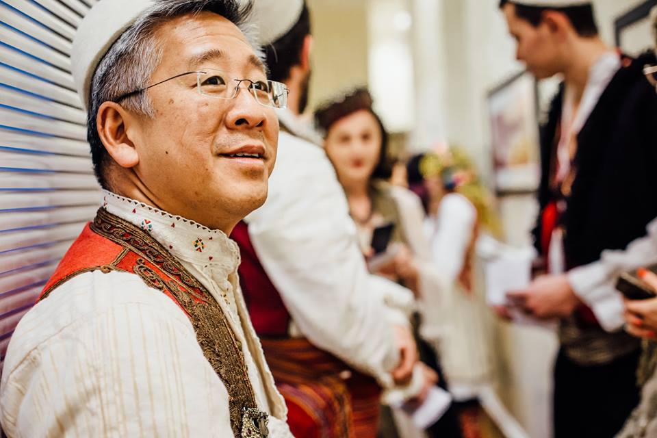 FOTO GALERI/ Nuk keni parë kurrë një ‘patriot’ si Donald Lu, ja si u festua 105-Vjetori i Pavarësisë nga Ambasada e SHBA-ve 