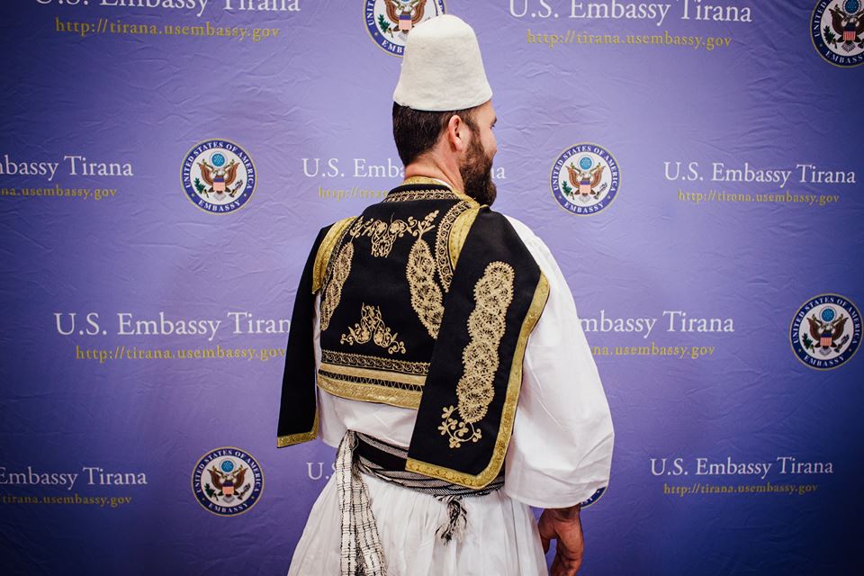 FOTO GALERI/ Nuk keni parë kurrë një ‘patriot’ si Donald Lu, ja si u festua 105-Vjetori i Pavarësisë nga Ambasada e SHBA-ve 