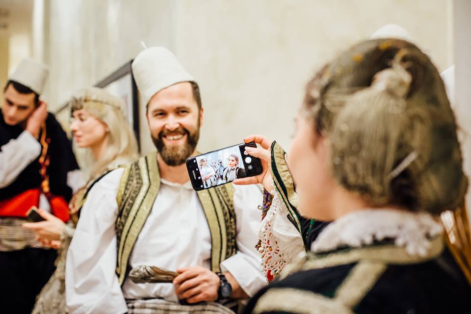 FOTO GALERI/ Nuk keni parë kurrë një ‘patriot’ si Donald Lu, ja si u festua 105-Vjetori i Pavarësisë nga Ambasada e SHBA-ve 