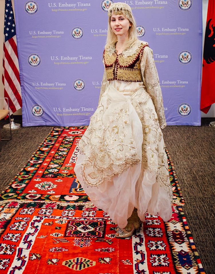 FOTO GALERI/ Nuk keni parë kurrë një ‘patriot’ si Donald Lu, ja si u festua 105-Vjetori i Pavarësisë nga Ambasada e SHBA-ve 