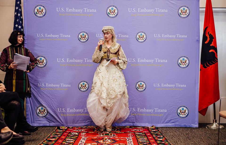 FOTO GALERI/ Nuk keni parë kurrë një ‘patriot’ si Donald Lu, ja si u festua 105-Vjetori i Pavarësisë nga Ambasada e SHBA-ve 