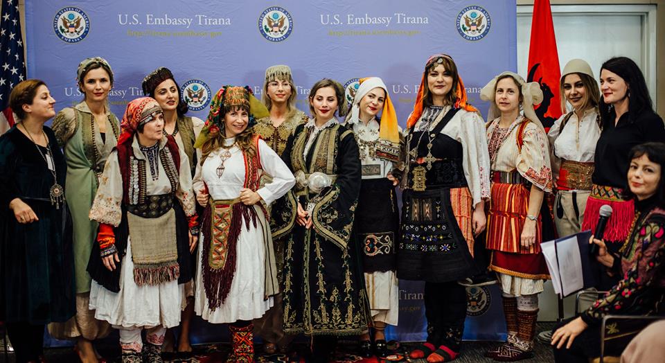 FOTO GALERI/ Nuk keni parë kurrë një ‘patriot’ si Donald Lu, ja si u festua 105-Vjetori i Pavarësisë nga Ambasada e SHBA-ve 