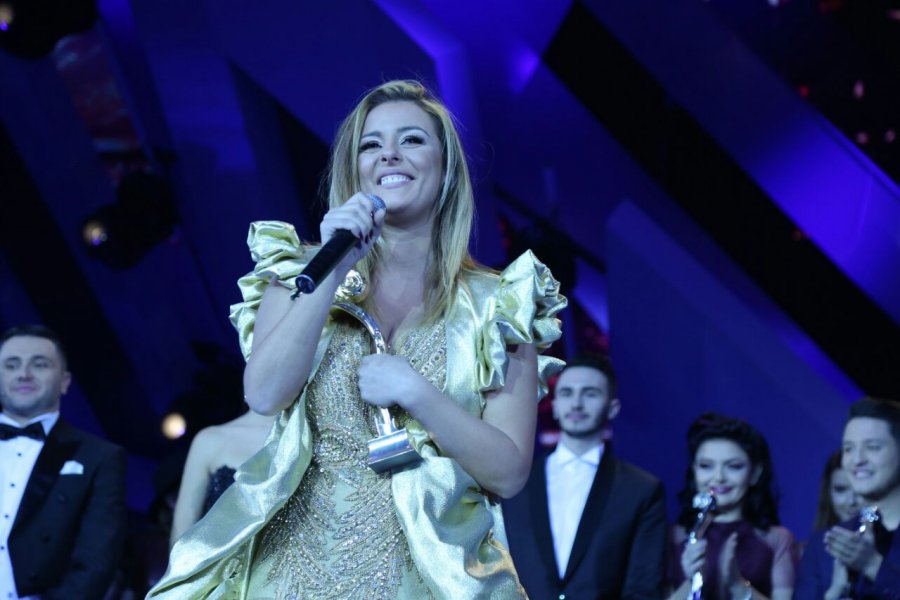 FOTO/ Ndodh çudia në ‘Kënga Magjike’, triumfi ndahet me një…