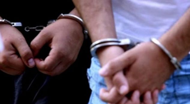 Prangosen dy persona në Sarandë, kundërshtim të uniformave blu dhe drogë në xhepa